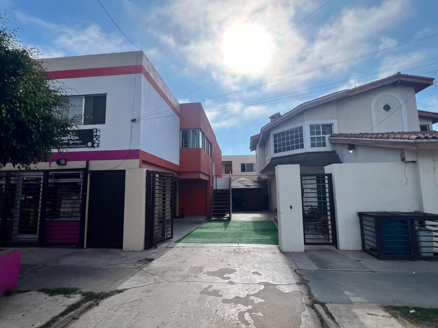 Vista desde la calle del acceso al inmueble del consultorio en Valle Dorado.