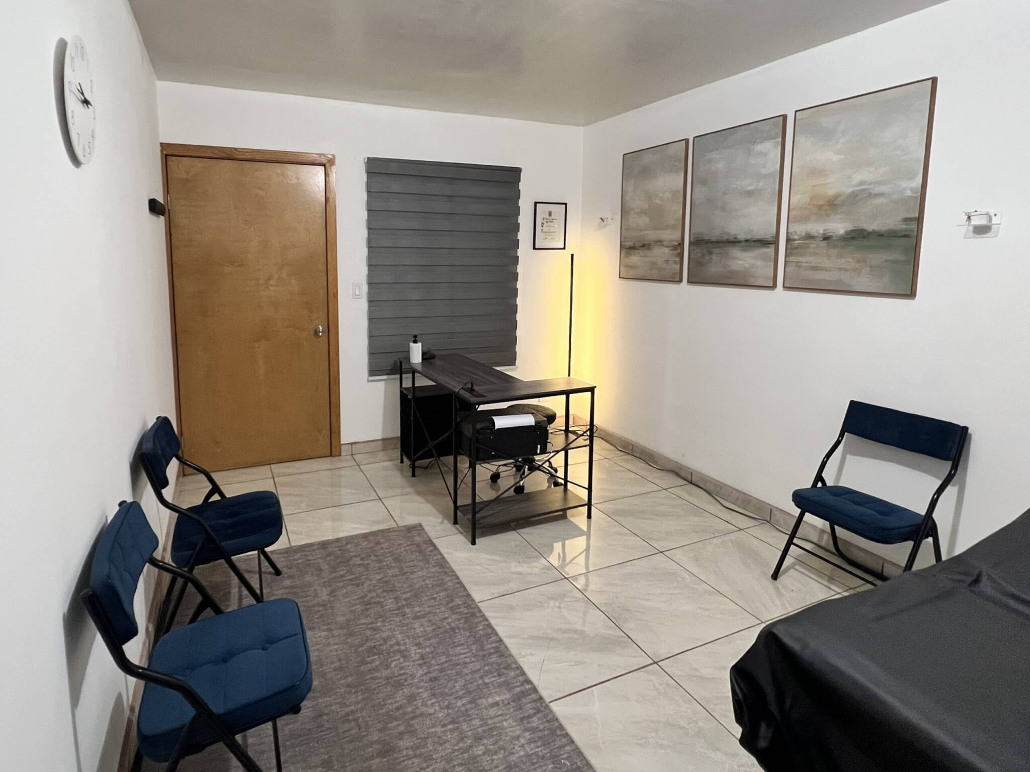 Interior del consultorio del Dr. Osvaldo Avila, con asientos, escritorio y camilla.